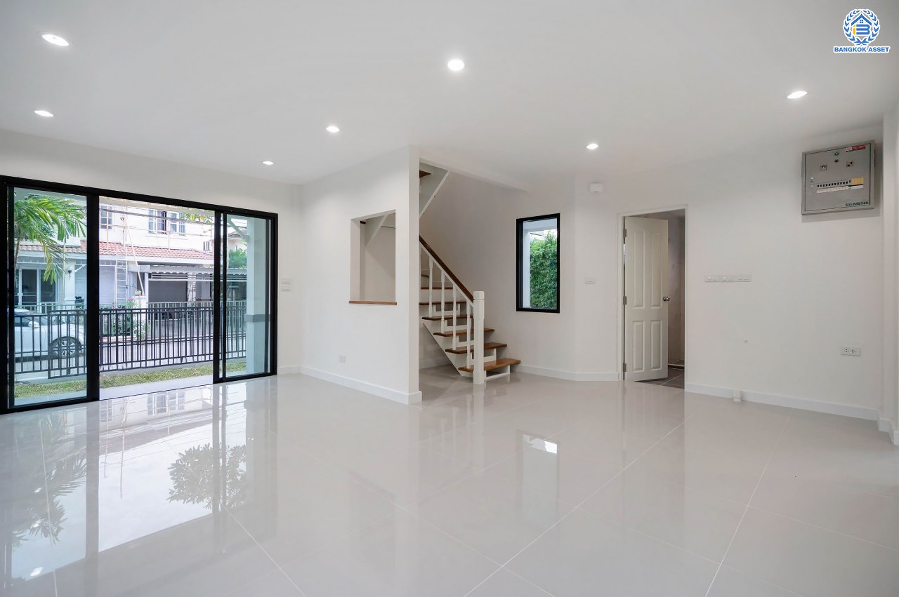 บ้านมือสองตกแต่งใหม่ โครงการ ชลลดา วัดลาดปลาดุก คุณภาพระดับ L&H บนเนื้อที่ 52.50 ตร.ว. ฟังก์ชัน 3 ห้องนอน 2 ห้องน้ำ 1 ที่จอดรถ บนทำเลศักยภาพ เชื่อมต่อหลายเส้นทาง ใกล้รถไฟฟ้าสายสีม่วง "สถานีคลองบางไผ่" และเซ็นทรัลเวสท์เกต